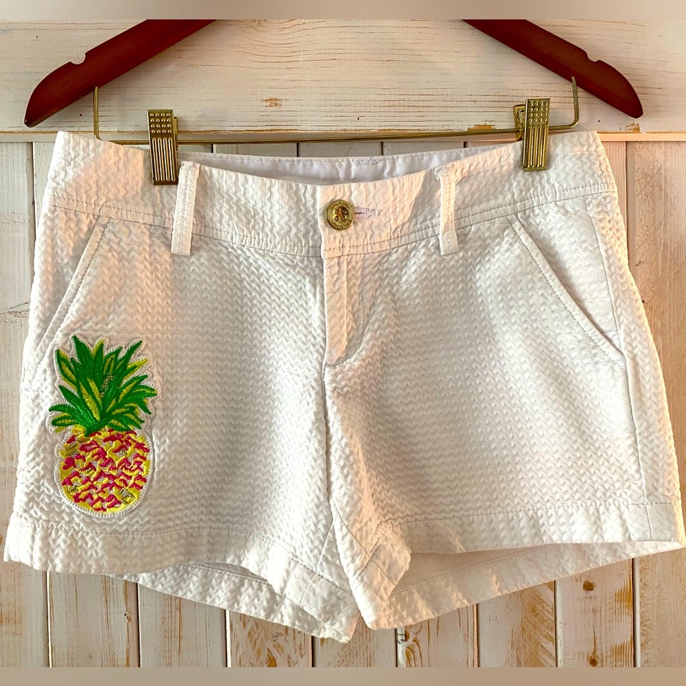 Lilly Pulitzer Callahan short with pineapple 🍍 motif Size 2.